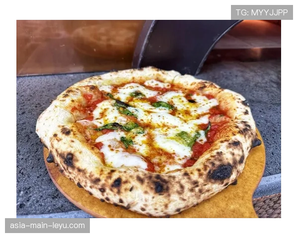 🍕深夜观赛黄金美食图鉴：冰镇精酿啤酒、刚出炉的火爆小龙虾外加香脆炸鸡，这才是四年一度属于真球迷的终极狂欢夜配方。